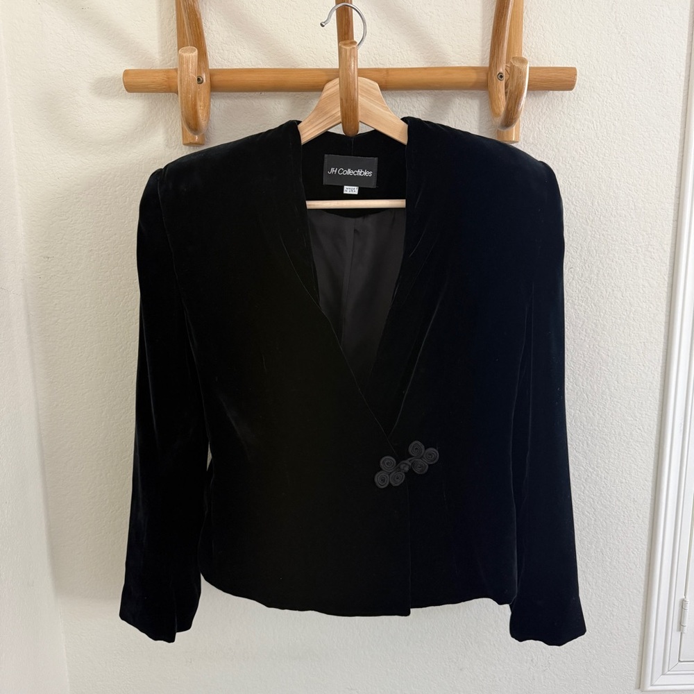 JH COLLECTIBLES 90s Black velvet blazer shoulder pads silk blend made in USA